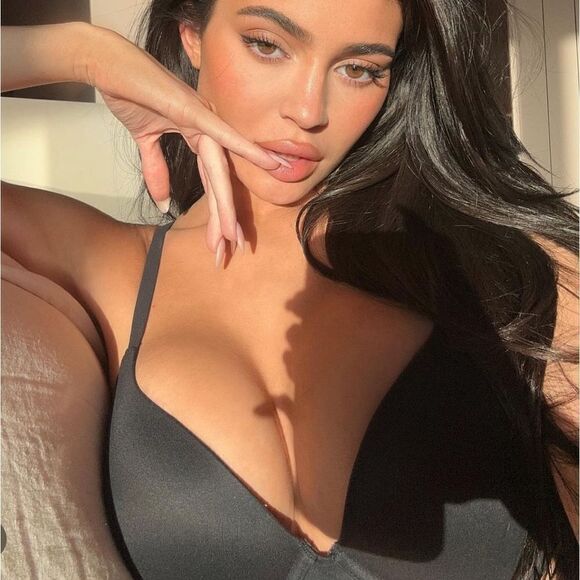 Simple black bra - Picture 1 of 5